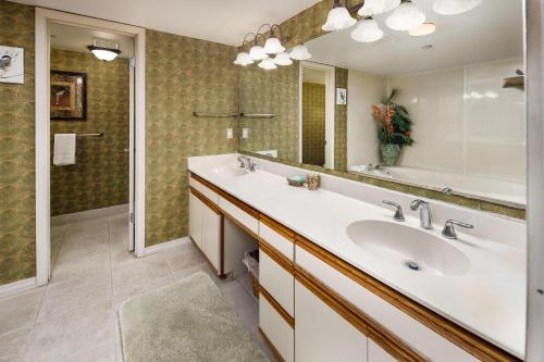 baño con 2 lavabos y espejo grande en Nautilus 1702 Gulf Front Large 2 Bedroom Penthouse 7th Floor en Fort Walton Beach