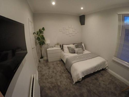Postel nebo postele na pokoji v ubytování Essex House 3 Bedrooms Workstays UK