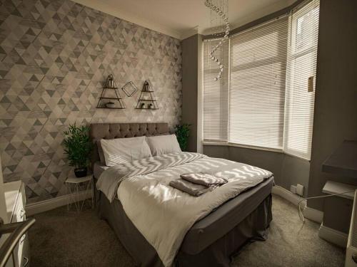 ein Schlafzimmer mit einem großen Bett mit Handtüchern darauf in der Unterkunft Haddon House Workstays UK in Middlesbrough