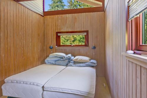 - un petit lit dans une chambre avec fenêtre dans l'établissement Alperosevej 16, 4500 Nykbing Sjlland, à Nykøbing Sjælland