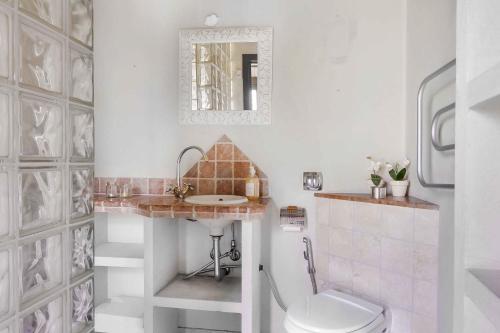 La salle de bains est pourvue de toilettes, d'un lavabo et d'un miroir. dans l'établissement Alperosevej 16, 4500 Nykbing Sjlland, à Nykøbing Sjælland