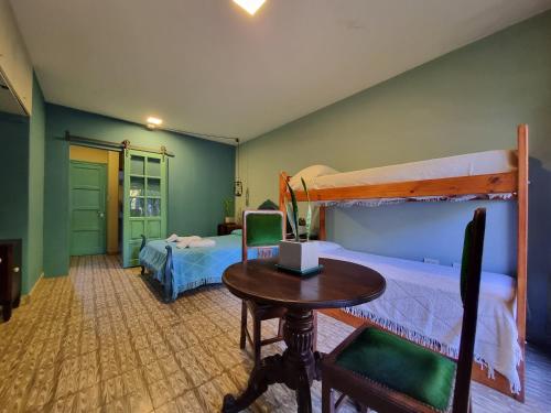 a bedroom with two bunk beds and a table at Acogedora suite con ingreso independiente. in Jesús María