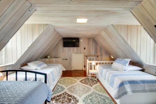 Zimmer im Dachgeschoss mit 2 Betten und einem TV in der Unterkunft Waterfront Taylors Island Rental with Private Dock! 