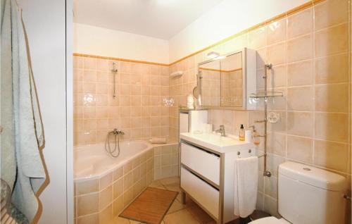 uma casa de banho com um lavatório, uma banheira e um WC. em Awesome Apartment In Orange With Wifi And 2 Bedrooms em Orange