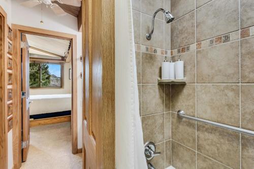 y baño con ducha a ras de suelo. en Laurelwood Condominiums 111, en Snowmass Village