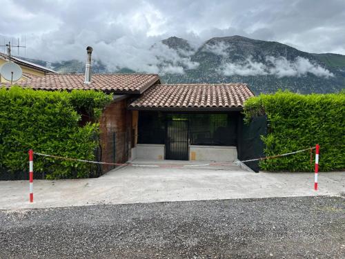 una piccola casa con una montagna sullo sfondo di B&B La cas' d'Alfonz' a Sulmona