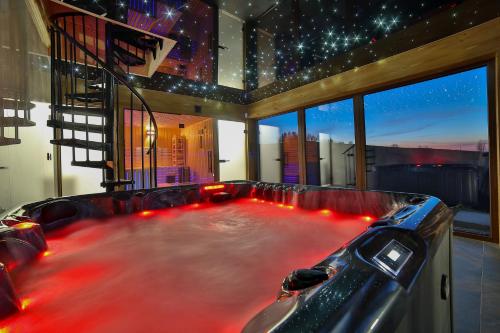 Maciejowe Wzgórze Domek z dwoma niezależnymi apartamentami ze SPA - Sauna, Jacuzzi, Tężnia, Izba Solna i Solankowa, Balia na wyłączność z hydromasażami