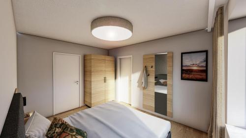 Schlafzimmer mit einem Bett und einer Leuchte in der Unterkunft SeeStrandResort am Klopeiner See 2 2 in Unterburg am Klopeiner See