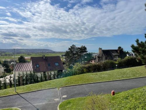 une maison sur une colline à côté d'une route dans l'établissement Appartement de 25 m² à Blonville, à Blonville-sur-Mer