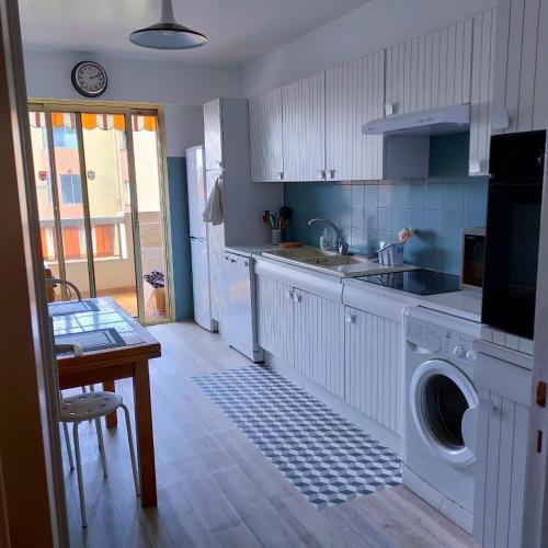 une cuisine avec un évier et une machine à laver dans l'établissement Grand 2 pièces à 4mns de la plage, à Cagnes-sur-Mer