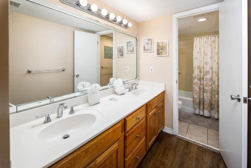 ein Badezimmer mit zwei Waschbecken und einem großen Spiegel in der Unterkunft Nautilus 2711 Gulf View 2 Bedroom 7th Floor Free Beach Service in Fort Walton Beach