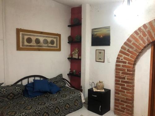 sypialnia z łóżkiem i ceglaną ścianą w obiekcie Casa de campo 