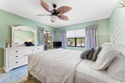 um quarto com uma cama e uma ventoinha de tecto em Stunning & Serene. Minutes to Anna Maria Island+++ em Bradenton