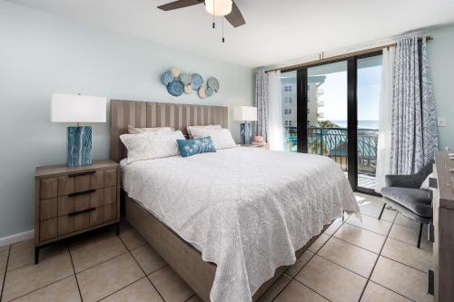 um quarto com uma cama grande e uma varanda em Nautilus 2408 Gulf View 2 Bedroom 4th Floor Free Beach Service em Fort Walton Beach