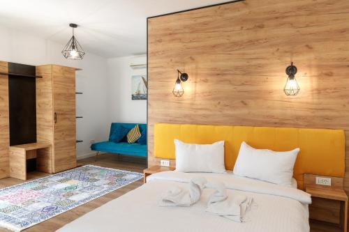 um quarto com uma cama e uma cabeceira amarela em Casa Roa em Dunavăţu de Jos
