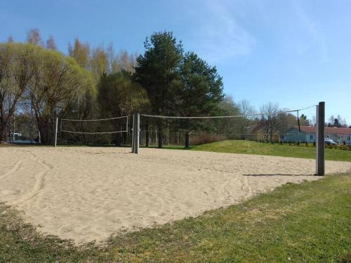 - un filet de volley-ball sur un terrain de beach-volley dans l'établissement Humppila Majoitus, à Humppila