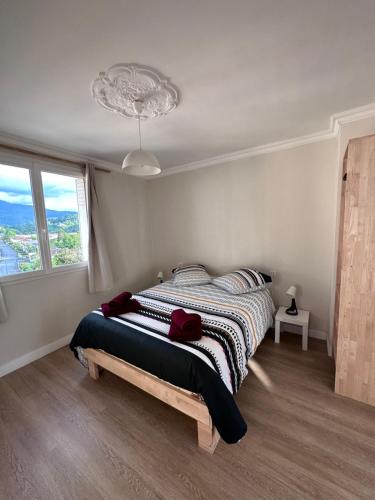 - une chambre avec un lit et une fenêtre dans l'établissement Apparemment T3 55m2, à Lourdes