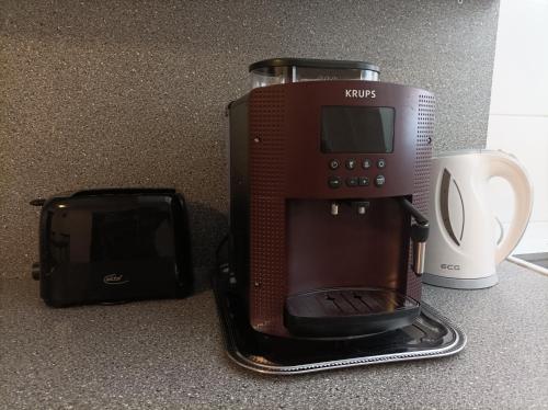 une cafetière et un four micro-ondes sur un comptoir dans l'établissement Apartmány Litvínov centrum, à Litvínov