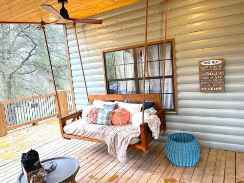 Posezení v ubytování Lofted Pines Fun Family Friendly Cabin