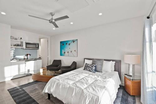 um quarto com uma cama, uma mesa e uma cozinha em Soulshine Studio w/ Exclusive Resort Access em Scottsdale