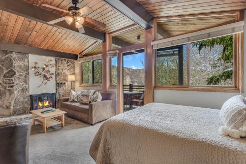 ein Schlafzimmer mit einem Bett und einem Kamin in der Unterkunft Laurelwood Condominiums 115 in Snowmass Village