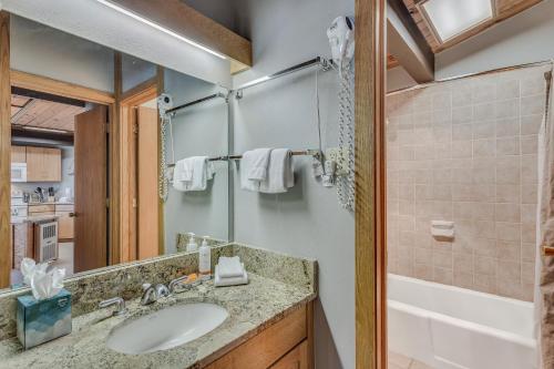 y baño con lavabo y ducha. en Laurelwood Condominiums 115 en Snowmass Village