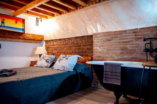 sypialnia z łóżkiem i wanną w obiekcie Marco’s Studio w Fogaraszu