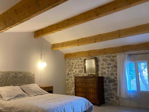 1 dormitorio con cama y ventana en Gîte de 12 personnes au cœur d'un domaine viticole, en Gruissan