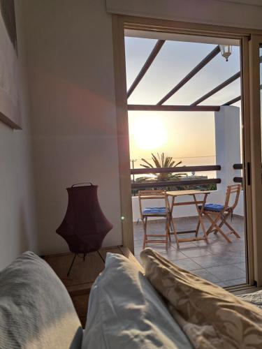 1 dormitorio con vistas a un patio con mesa y sillas en Nireas Villa, en Pafos