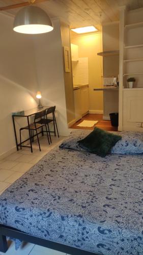 - une chambre avec un lit et une table dans l'établissement 30 Boulevard Studio Apartment - 01, à Melun