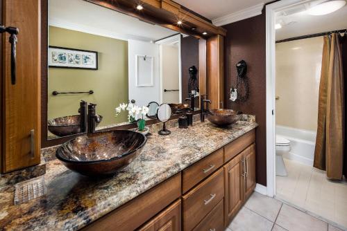 a bathroom with two sinks and a large mirror at Nautilus 2407 Gulf View 2 Bedroom 4th Floor Free Beach Service in Fort Walton Beach