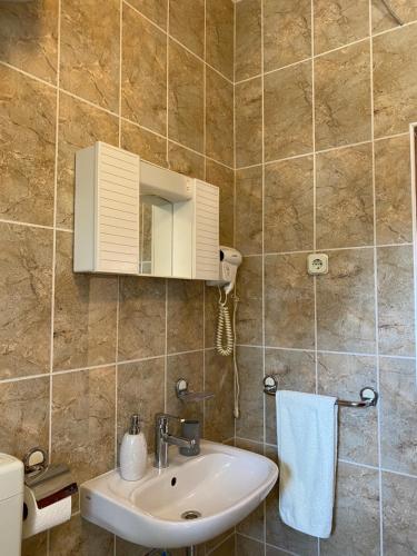 baño con lavabo y armario en Apartments Mikecin en Novigrad Dalmatia