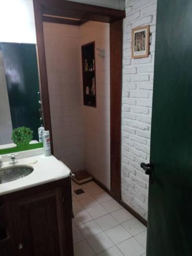 y baño con lavabo y espejo. en Villa Cristina en Chascomús