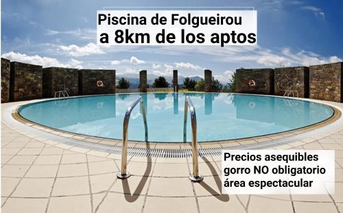 ein Pool mit einem Schild, das Pisttina do iguana liest in der Unterkunft Apartamentos Rurales San Esteban de los Buitres - Illano 