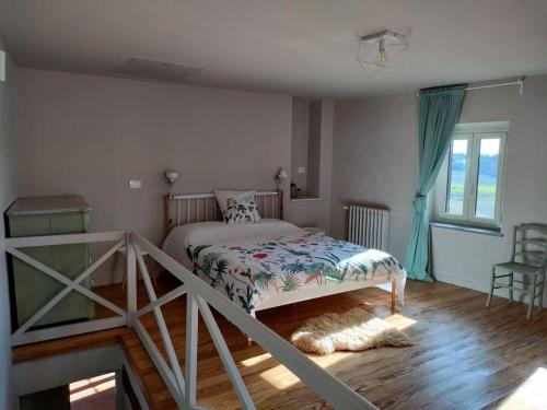 - une chambre avec un lit et du parquet dans l'établissement L'angolo delle rose, à Govone