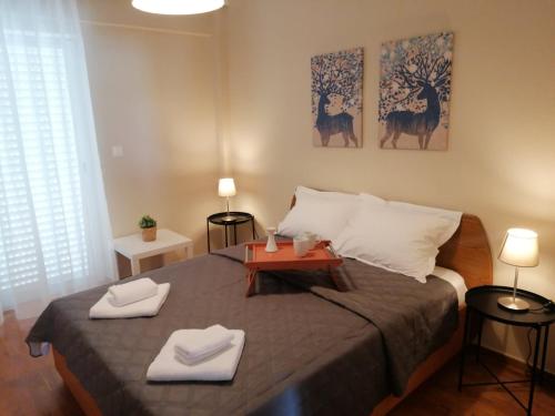 sypialnia z łóżkiem z dwoma ręcznikami w obiekcie Medea's Luxury Apartment w mieście Perea