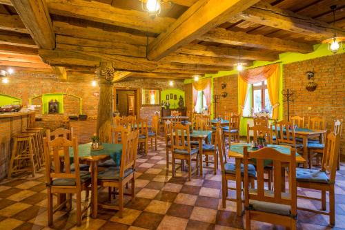 restauracja z drewnianymi stołami i krzesłami w pokoju w obiekcie Hotel Penzion Trámky w mieście Vikýřovice