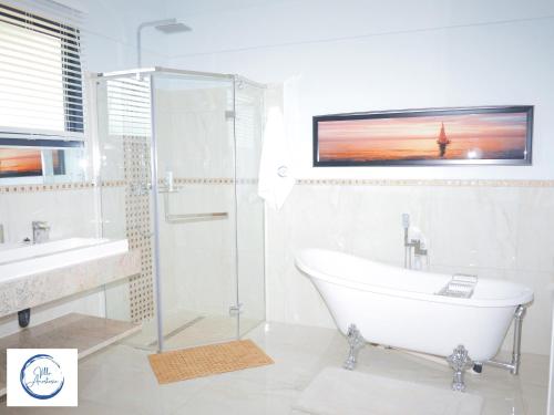 希亞豐加的住宿－Villa Anastasia，白色的浴室设有浴缸和水槽。