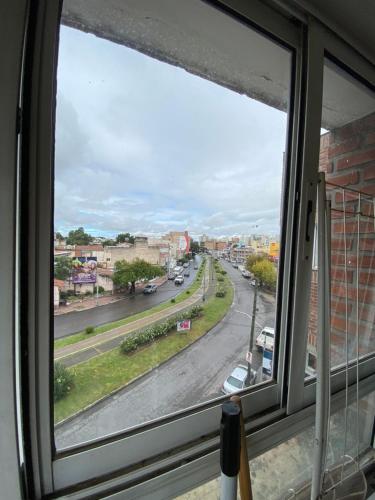 ventana con vistas a una calle de la ciudad en Departamento Avenida Bicentenario en Salta