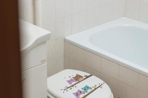 - une salle de bains avec des toilettes avec une étiquette sur le couvercle dans l'établissement Villa Planka Pearl, à Ražanj