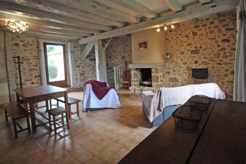 sala de estar con sofá y mesa en Le chambery, en Saint-Junien