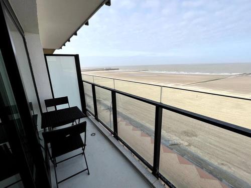 Cette chambre dispose d'un balcon avec vue sur la plage. dans l'établissement suite 16, à Blankenberge