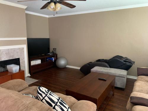 TV a/nebo společenská místnost v ubytování Private Queen Room Cypress 290, TX