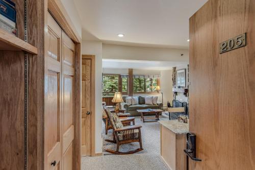 Laurelwood Condominiums 205 – Photos 3