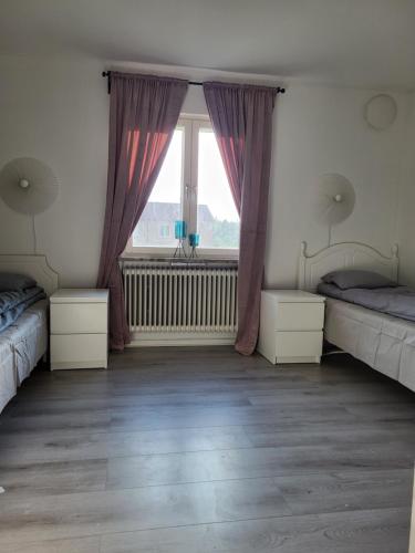 1 dormitorio con 2 camas y ventana en Villa Hallsberg en Hallsberg