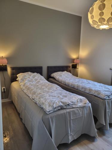 dos camas sentadas una al lado de la otra en una habitación en Villa Hallsberg en Hallsberg