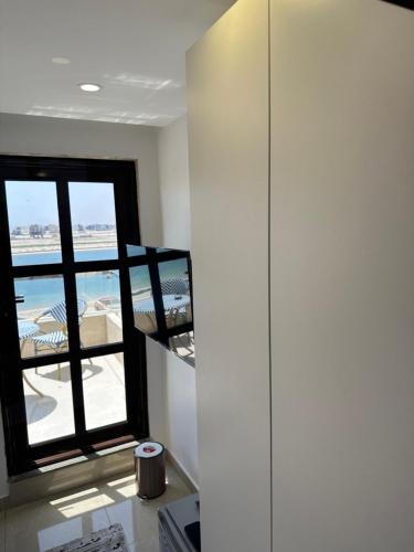 a room with a window with a view of an airport at منتجع اووه يامال البحري في الخيران OOh Yaa Mal in Al Khīrān