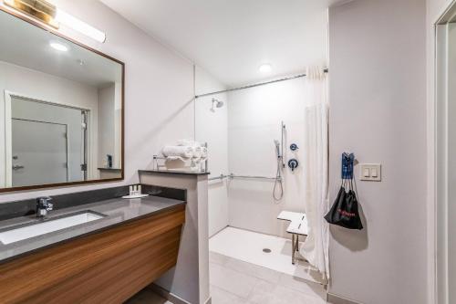 y baño con lavabo y espejo. en Fairfield Inn & Suites by Marriott Corpus Christi Central en Corpus Christi