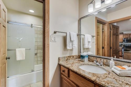 y baño con lavabo y ducha. en Laurelwood Condominiums 205 en Snowmass Village