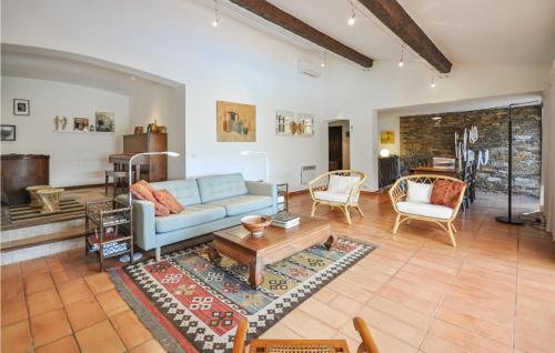 un salon avec un canapé et une table dans l'établissement Beautiful Home In Gonfaron, à Gonfaron